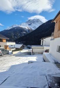 Blick auf einen schneebedeckten Berg von einem Parkplatz in der Unterkunft Bergblick Vadiesen in Pettneu am Arlberg