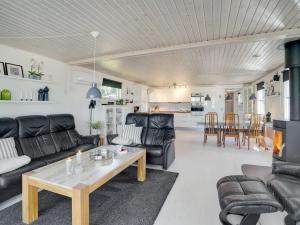Kuchyň nebo kuchyňský kout v ubytování Holiday Home Gottfrida - 2km from the sea by Interhome