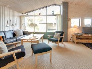 sala de estar con sofá y mesa en Holiday Home Pisana - 400m from the sea in Western Jutland by Interhome, en Vejers Strand