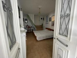 Habitación con dormitorio con cama y puerta en Nionas Cheerful House 