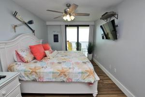 1 dormitorio con 1 cama y ventilador de techo en Phoenix I 1022, en Orange Beach