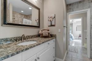 Vannituba majutusasutuses Lightkeepers View - Coastal gem w decks & sunroom +38 fotot