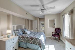 Voodi või voodid majutusasutuse Lightkeepers View - Coastal gem w decks & sunroom toas