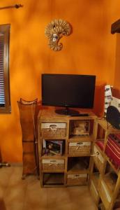 A television and/or entertainment centre at Shanti Ca' casa indipendente con giardino