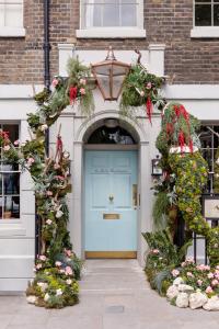 une porte d'entrée d'un bâtiment avec une porte bleue dans l'établissement The Zetter Clerkenwell, à Londres