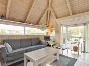 uma sala de estar com um sofá e uma mesa em Holiday Home Hothbrod - 1-2km from the sea in Western Jutland by Interhome em Vejers Strand
