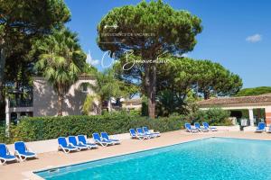 einen Pool mit Liegestühlen und einem Pool in der Unterkunft Chant des Vagues Saint Tropez VIII in Saint-Tropez