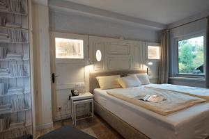 Postel nebo postele na pokoji v ubytování Landidyll Hotel Haus Hochstein + 37 fotografií