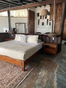 1 dormitorio con 1 cama grande en una habitación en Sivana Tulum, en Tulum