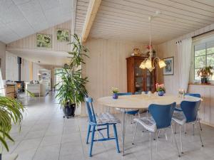 Posezení v ubytování Holiday Home Thorth - 1-3km from the sea by Interhome