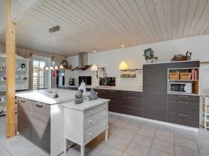 Kuchyň nebo kuchyňský kout v ubytování Holiday Home Thorth - 1-3km from the sea by Interhome + 18 fotografií