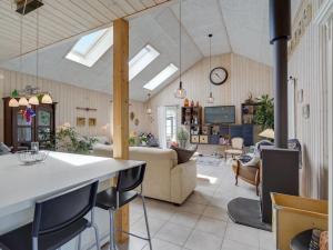 Posezení v ubytování Holiday Home Thorth - 1-3km from the sea by Interhome