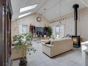Posezení v ubytování Holiday Home Thorth - 1-3km from the sea by Interhome