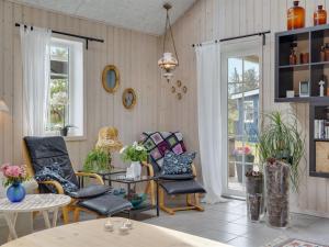 Posezení v ubytování Holiday Home Thorth - 1-3km from the sea by Interhome