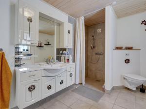 Koupelna v ubytování Holiday Home Thorth - 1-3km from the sea by Interhome