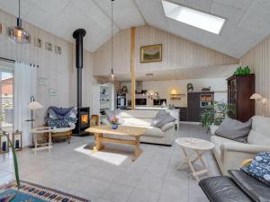 Posezení v ubytování Holiday Home Thorth - 1-3km from the sea by Interhome