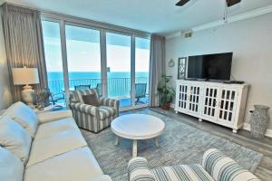 een woonkamer met een bank en een flatscreen-tv bij San Carlos 1404 in Gulf Shores
