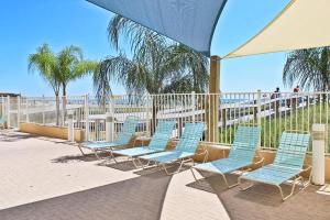 een groep stoelen voor het strand bij San Carlos 1404 in Gulf Shores