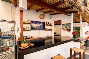 cocina con encimera y nevera en Punta Kai Hotel Hostal en Puerto Escondido