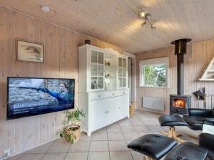 TV a/nebo společenská místnost v ubytování Holiday Home Annakarin - 500m from the sea by Interhome