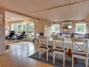Posezení v ubytování Holiday Home Annakarin - 500m from the sea by Interhome