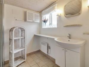 Koupelna v ubytování Holiday Home Annakarin - 500m from the sea by Interhome