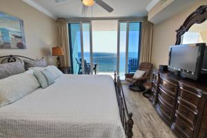 een slaapkamer met een bed en een flatscreen-tv bij San Carlos 1706 in Gulf Shores