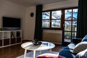 - un salon avec un canapé et une table dans l'établissement FEWO Hans-Peter, à Oberstaufen