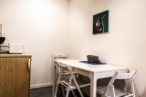 - une cuisine avec une table et des chaises blanches dans l'établissement FEWO Hans-Peter, à Oberstaufen