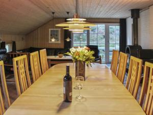 Restaurace v ubytování Holiday Home Gunvald - 2km to the inlet by Interhome