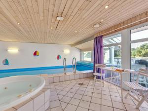 Bazén v ubytování Holiday Home Tali - 700m from the sea by Interhome nebo v jeho okolí
