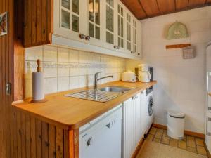 Kuchyň nebo kuchyňský kout v ubytování Holiday Home Mariska - 1-8km from the sea in Western Jutland by Interhome