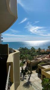 Vom Balkon eines Resorts genießen Sie Meerblick. in der Unterkunft Bella Sirena A 404 in Puerto Peñasco