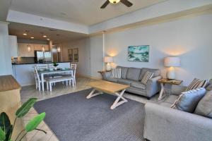 sala de estar con sofá y mesa en Wharf 412, en Orange Beach