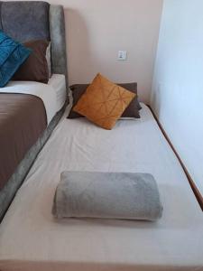 ein Bett mit zwei Kissen darüber in der Unterkunft Best moments Studio Seaview in Kuantan