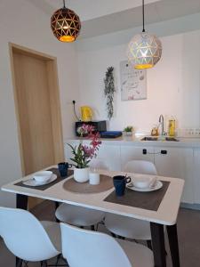 eine Küche mit einem Tisch und Stühlen in der Unterkunft Best moments Studio Seaview in Kuantan