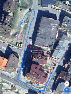een kaart van een parkeerplaats met een blauwe pijl bij Gondola Apartments Lux in Bansko