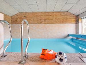 Bazén v ubytování Holiday Home Svane - 1-2km from the sea by Interhome nebo v jeho okolí