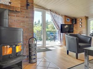 TV a/nebo společenská místnost v ubytování Holiday Home Svane - 1-2km from the sea by Interhome + 31 fotografií