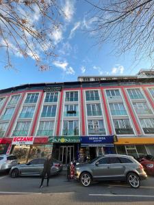 un edificio con coches estacionados frente a él en Deluxe suite golden horn, en Estambul