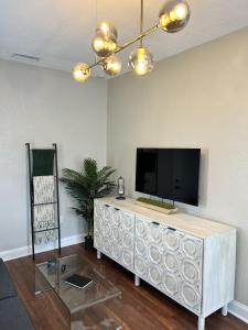 sala de estar con TV de pantalla plana en la pared en Updated Condo in Heart of Tampa 2, en Tampa