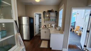 una cocina con nevera de acero inoxidable en una casa en Updated Condo in Heart of Tampa 2, en Tampa