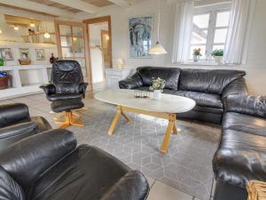 Posezení v ubytování Holiday Home Skuli - 200m from the sea by Interhome