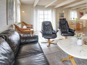 Posezení v ubytování Holiday Home Skuli - 200m from the sea by Interhome