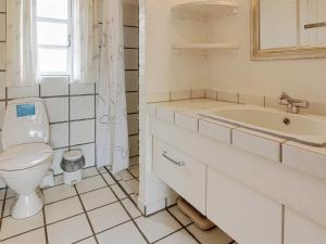 Koupelna v ubytování Holiday Home Skuli - 200m from the sea by Interhome