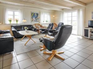 Posezení v ubytování Holiday Home Skuli - 200m from the sea by Interhome