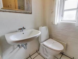 Koupelna v ubytování Holiday Home Skuli - 200m from the sea by Interhome