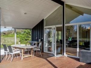 Patio nebo venkovní prostory v ubytování Holiday Home Faye - 600m from the sea by Interhome