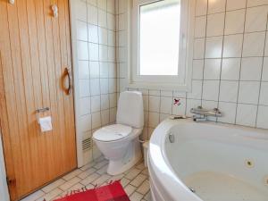 Koupelna v ubytování Holiday Home Lambe - from the sea by Interhome