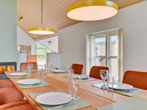 Restaurace v ubytování Holiday Home Gidsken - 30m from the sea in Western Jutland by Interhome